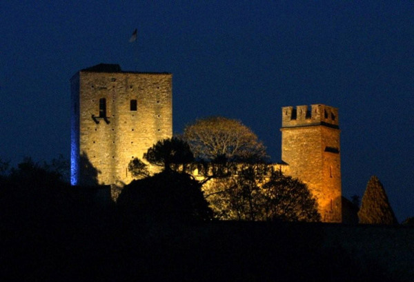 Castello di Gropparello by night